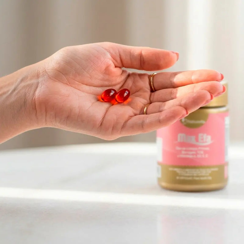 Max EFA — mulher segurando cápsulas na mão